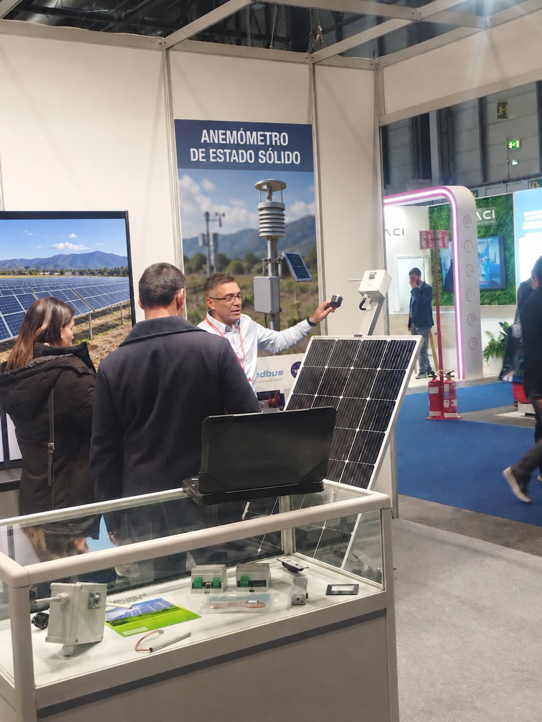 Adrián Brancolino presentando su anemómetro en el stand de MATELEC