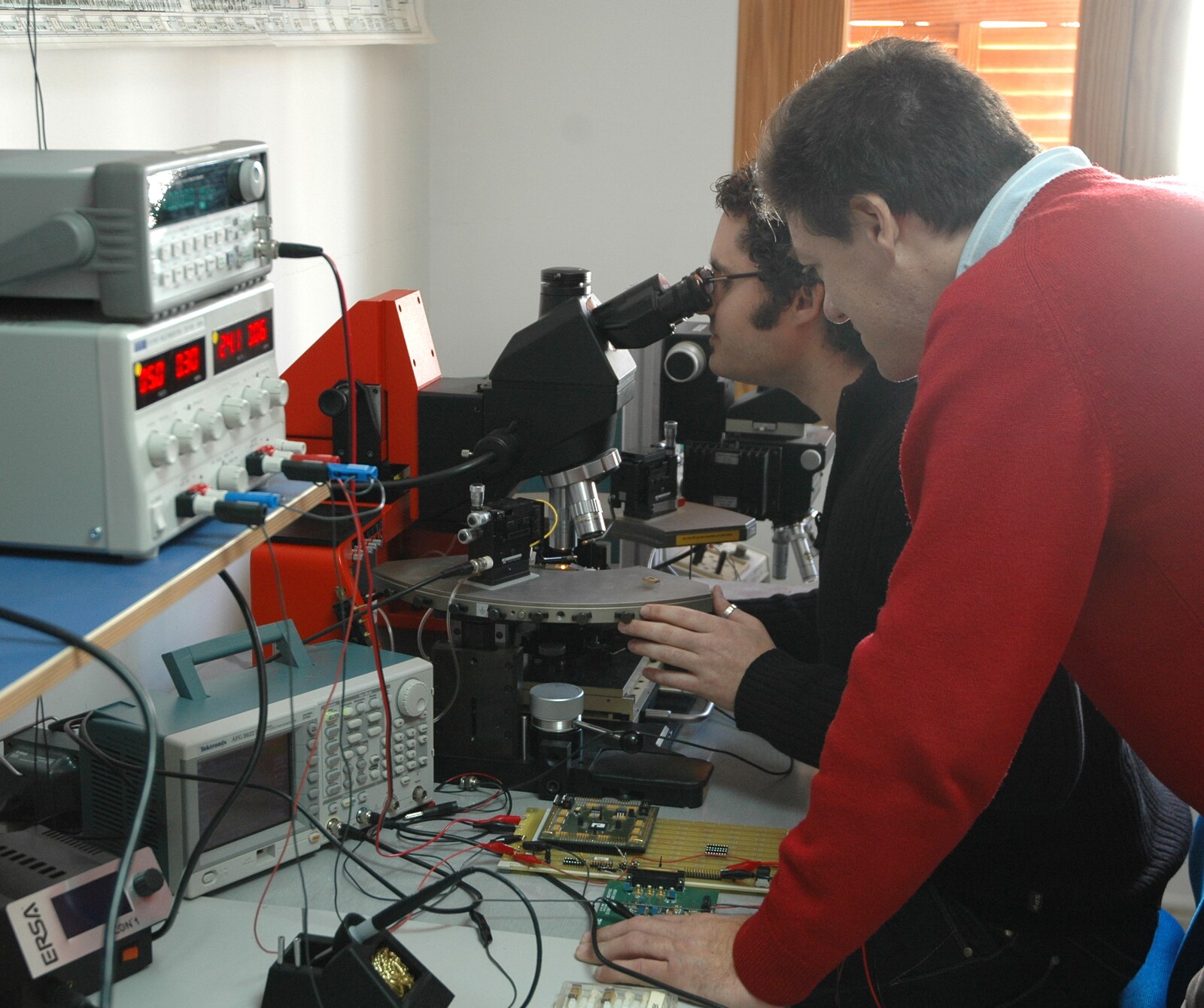 Álvaro Pineda y su equipo trabajando en el laboratorio de IC Málaga
