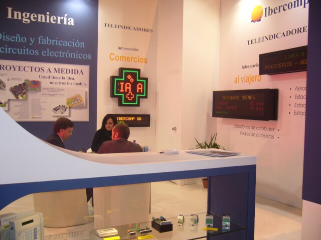 Stand histórico de Ibercomp con equipos electrónicos expuestos