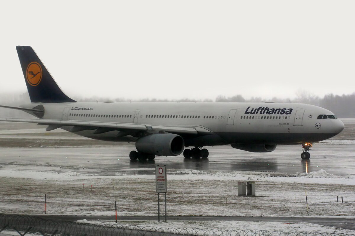 Un avión en el aeropuerto de Múnich durante una nevada
