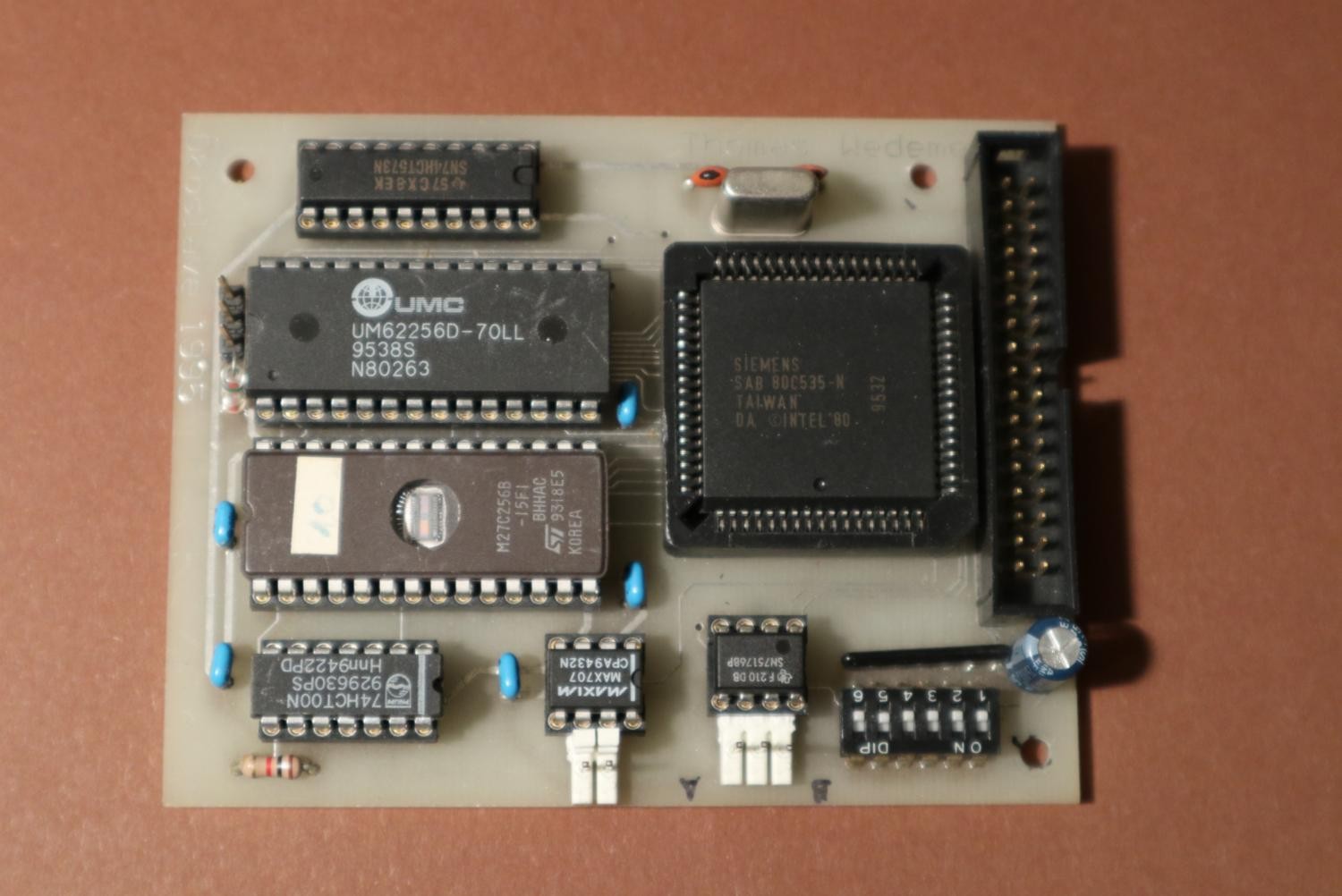 Prototipo de una de las primeras placas de evaluación, con microcontrolador Siemens 80C535